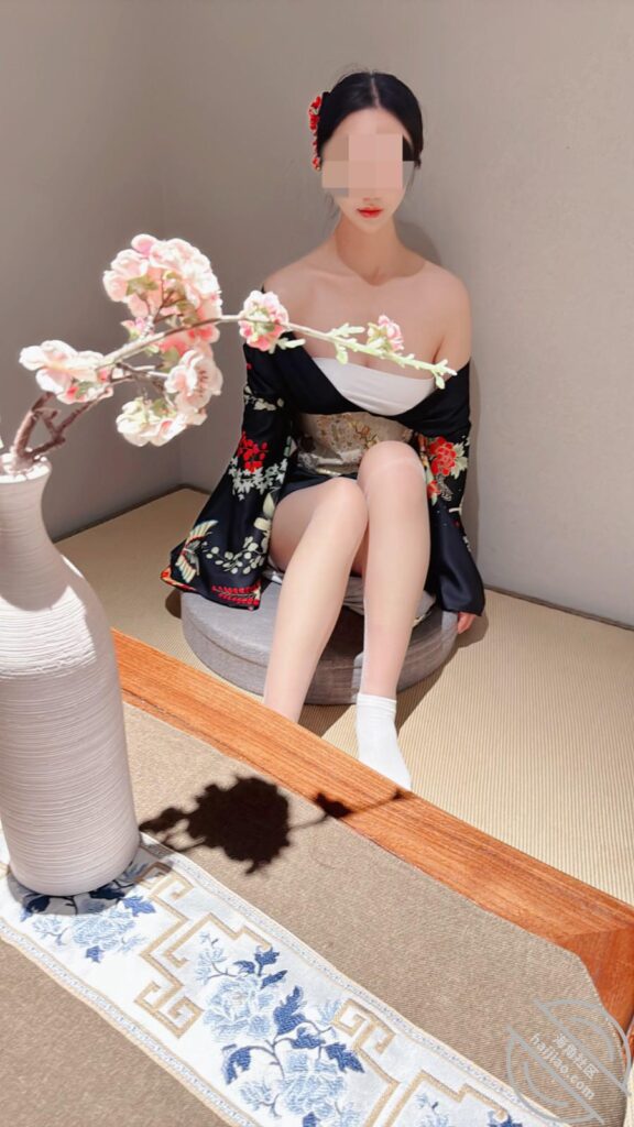 【超清原创】继汉服后再让姐姐穿和服狂舔潮喷，尿我嘴里全部吞下，人美逼遭罪-会喷水的亲姐姐社区-姐姐-QXSQ