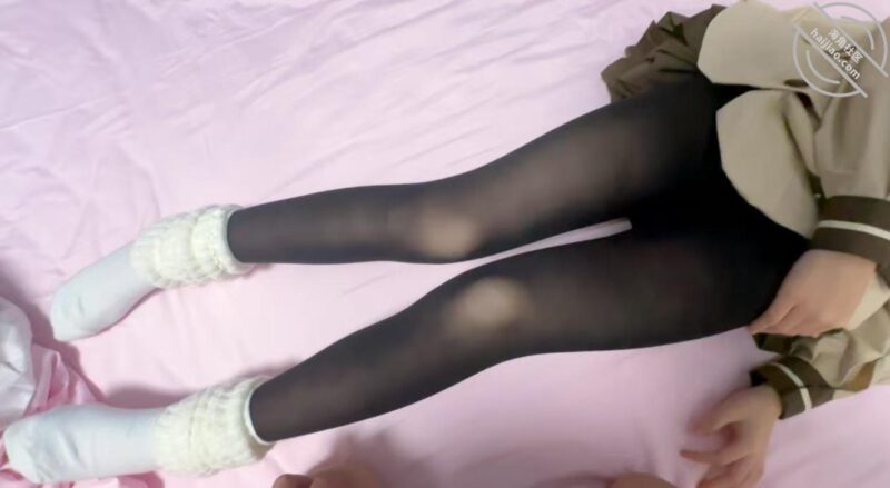 〖原创8〗妹妹学着网上笨笨的勾引我，实在忍不住了破处内射亲妹妹，白浆流出-QXSQ