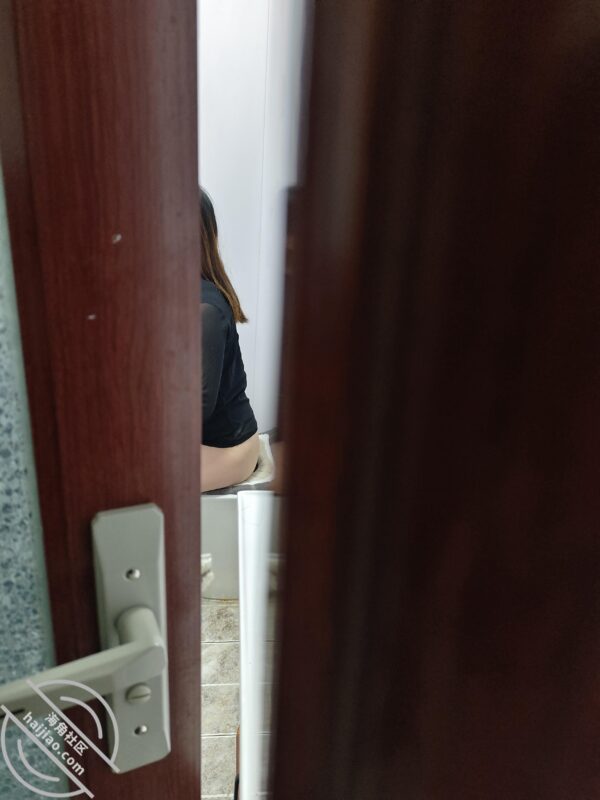 趁家里没人，偷拿姐姐内裤把玩-QXSQ