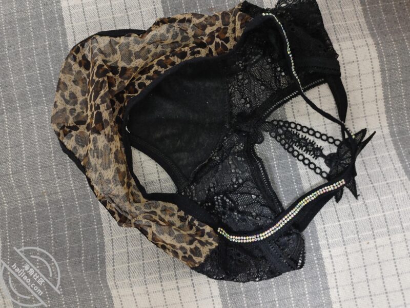 趁家里没人，偷拿姐姐内裤把玩-QXSQ