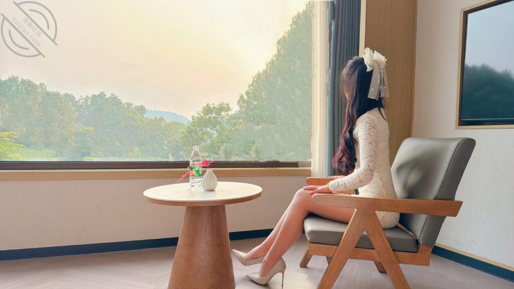 【45分原创】酒店落地窗前，狂插大姐30岁喷水嫩逼，一幅欠干的骚样子-会喷水的亲姐姐社区-姐姐-QXSQ