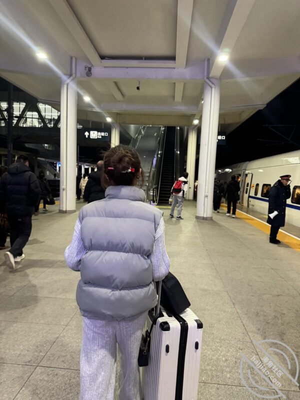 原创视频贴 姐姐的95斤闺蜜 黑丝换白袜 操的时候说好喜欢我-QXSQ