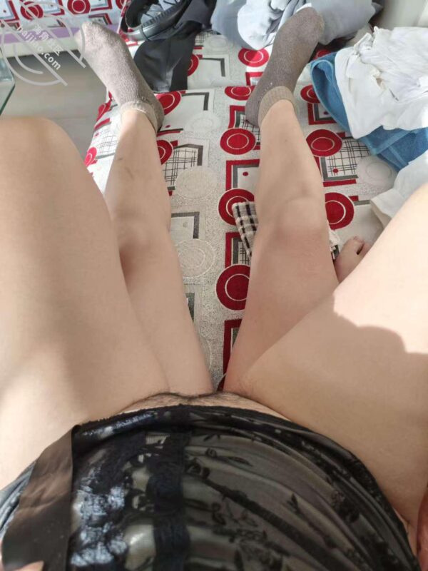 （38）骚妈的红色网袜，后入躺我身上玩手机-QXSQ