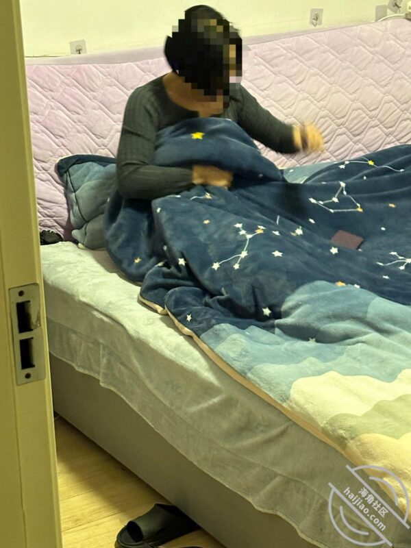 记录（3） 第一次偷拍我妈妈脱衣服，差点被发现-QXSQ