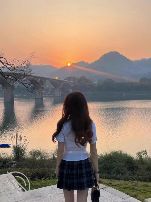 原创:超级调皮可爱的高颜值小姨子被我和朋友站起来的蹬,3p轮操,超强冲击-QXSQ