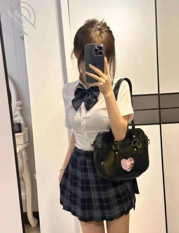 原创:超级调皮可爱的高颜值小姨子被我和朋友站起来的蹬,3p轮操,超强冲击-QXSQ