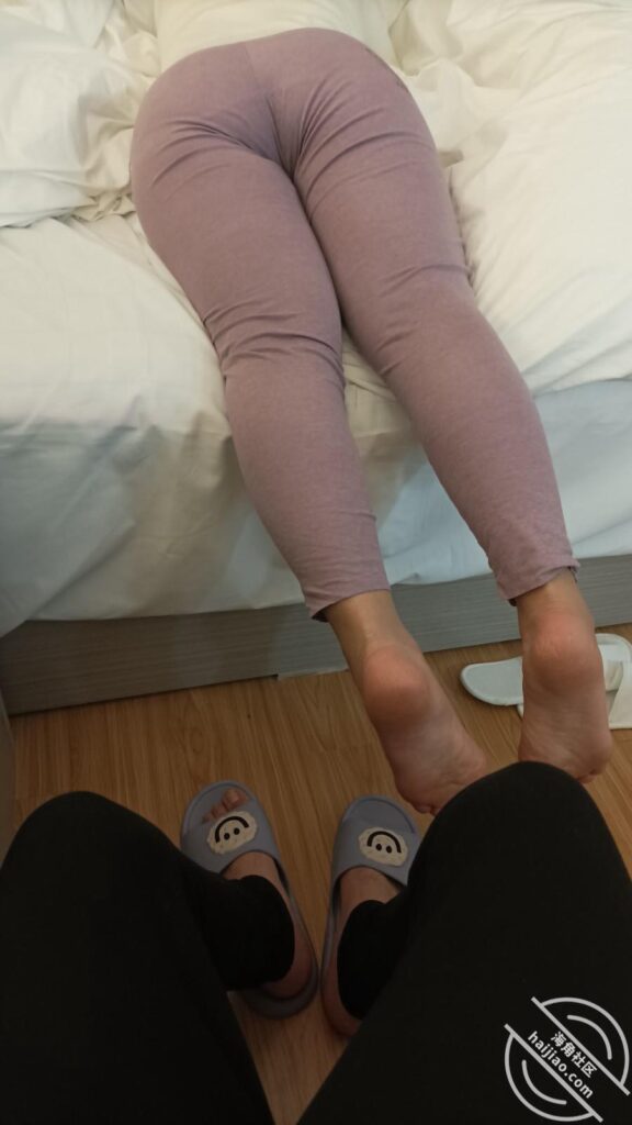 偷拍少妇老妈，紫色的保暖裤包裹着她的臀部，丰满圆润散发着成熟女人的魅力-善良的老妈社区-妈妈-QXSQ