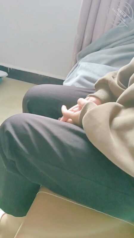 哥哥在沙发上睡着了，帮嫂子挤奶顺便让嫂子给我口，真刺激-QXSQ